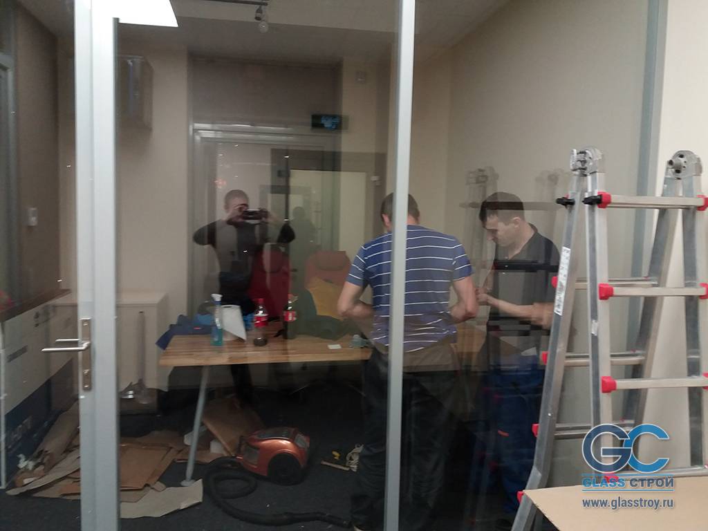 Завершение монтажа стеклянных офисных перегородок