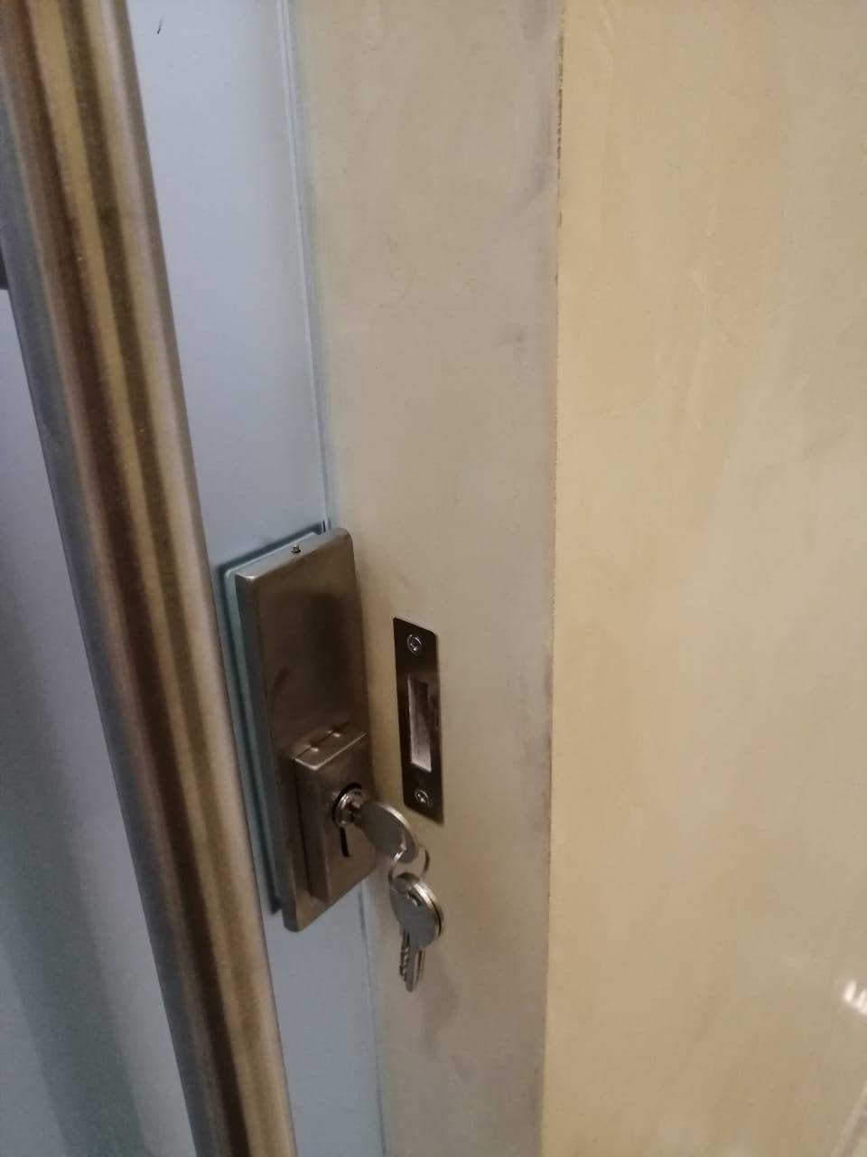 Замок стеклянной двери с ключом