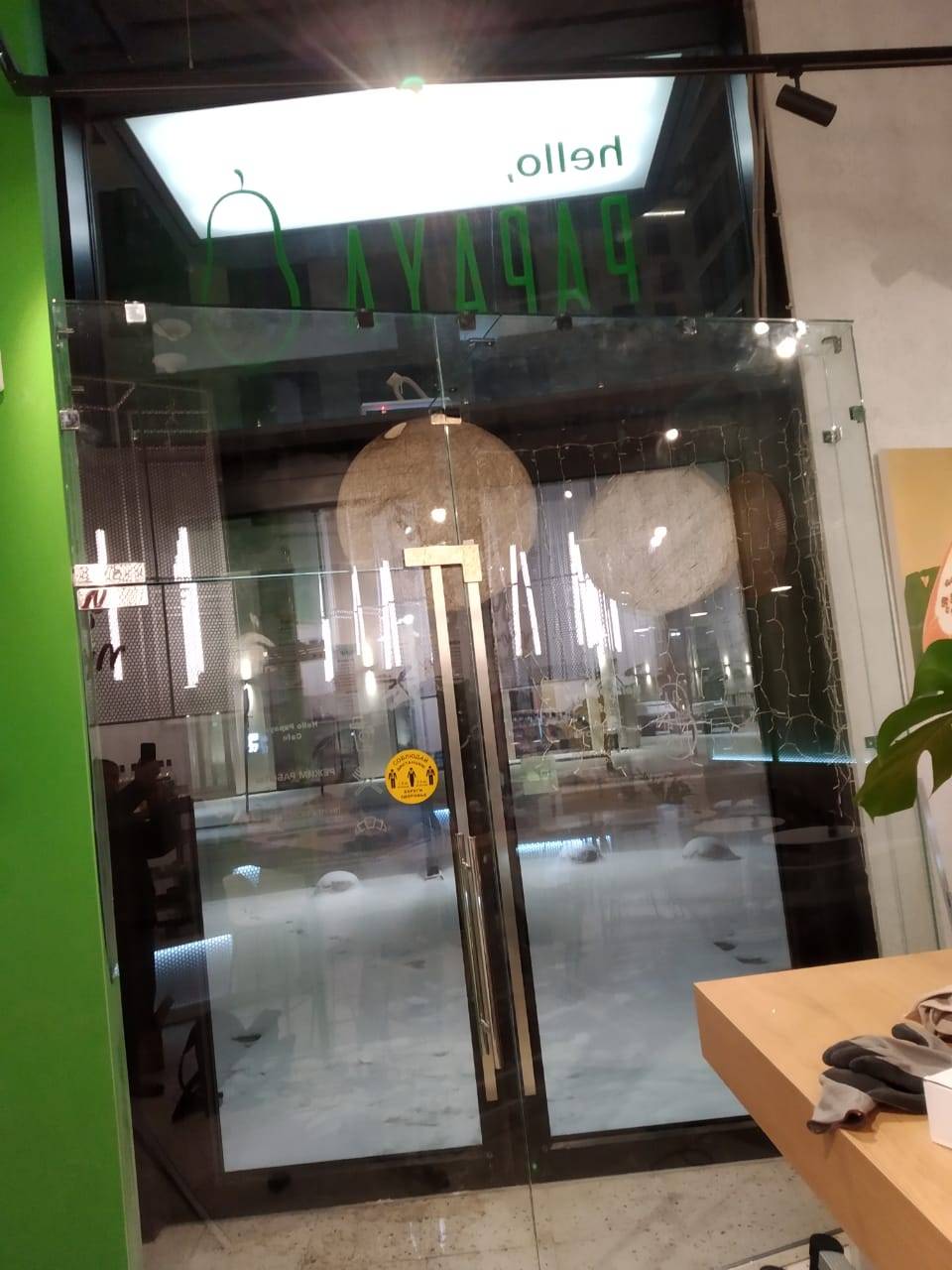 Стеклянный тамбур в кафе