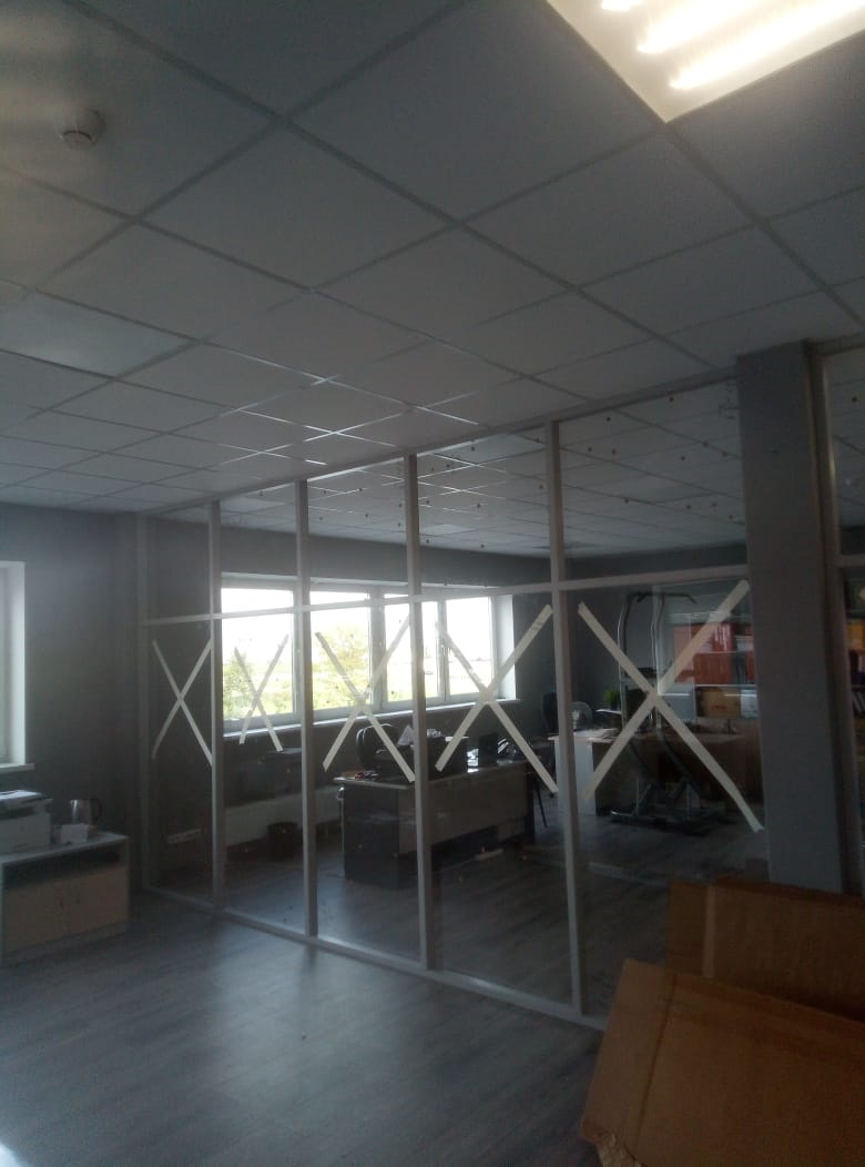 Офисные каркасные перегородки со стеклом