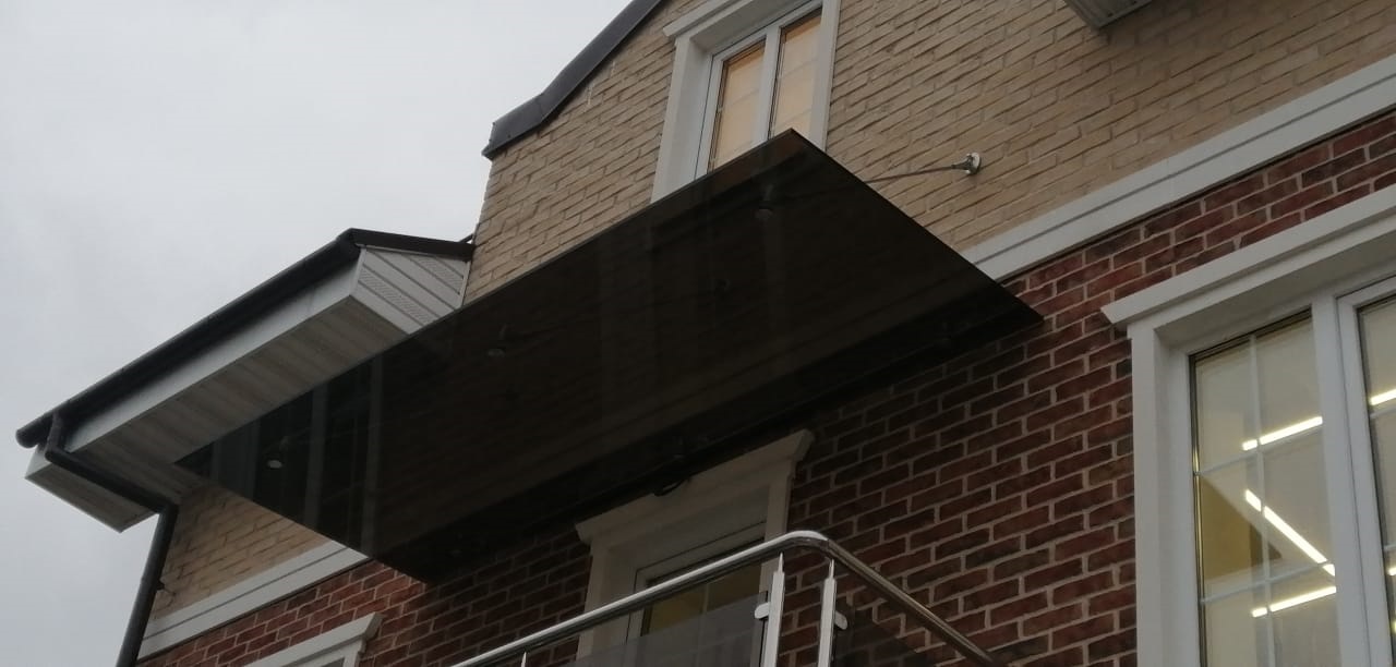 Стеклянный козырек над балконом в доме