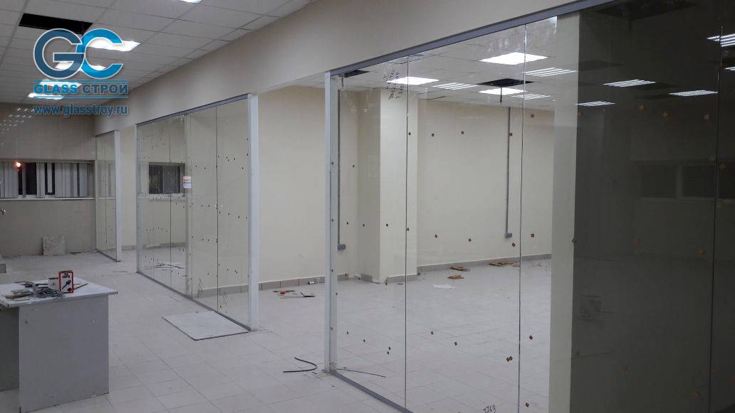 Монтаж стеклянных перегордок в здании