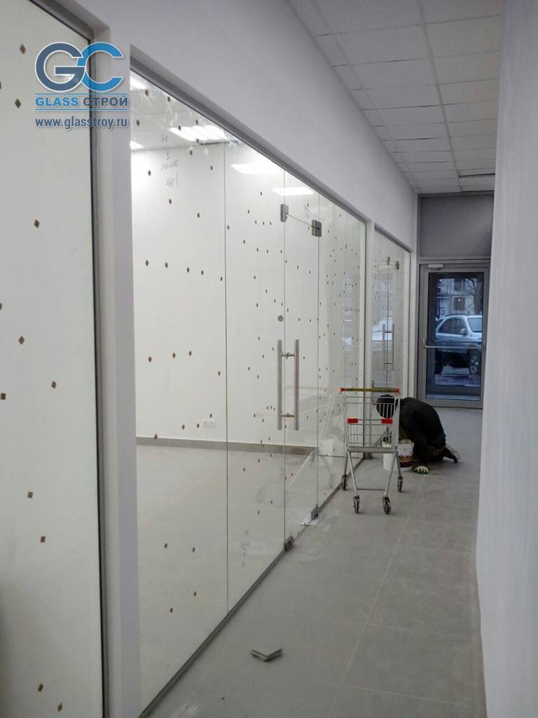 Цельностеклянные перегородки для максимальной прозрачности