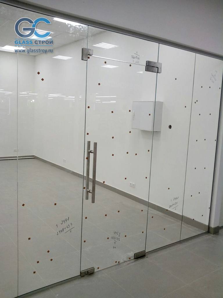 Цельностеклянные двери и перегородки в супермаркете