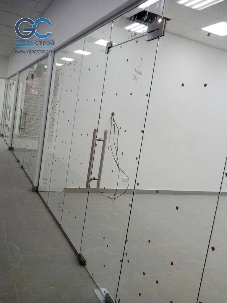 Двери стеклянные со скрытыми довдодчиками