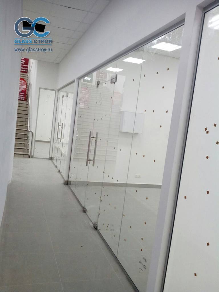 Максимально пропускающие свет стеклянные двери и перегородки