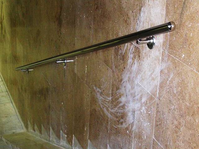 Поручни из нержавейки в подземном переходе Поручни из нержавейки в подземном переходе