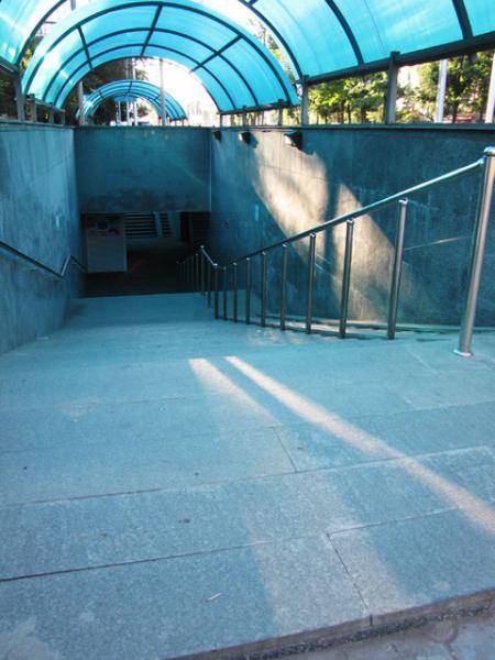 Ограждение из нержавеющей стали при входе в подземный переход Ограждение из нержавеющей стали при входе в подземный переход