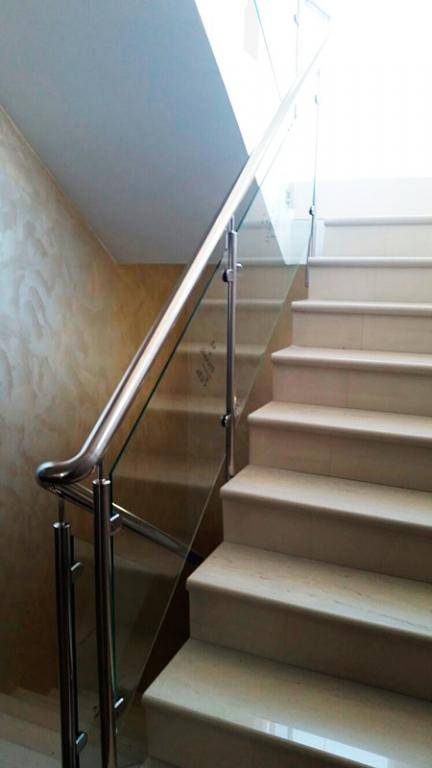Комбинированные лестничные ограждения из нержавейки и стекла