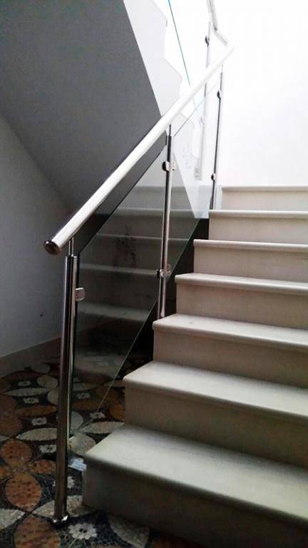 Перила из нержавейки и закаленного стекла