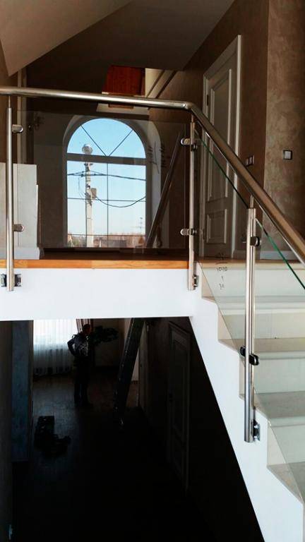 Лестничные ограждения из нержавейки и стекла для частного дома