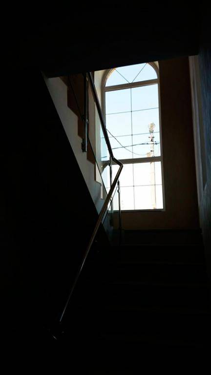 Вид снизу на лестничное ограждение