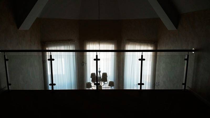 Ограждение из нержавейки для второго этажа в виде балкона