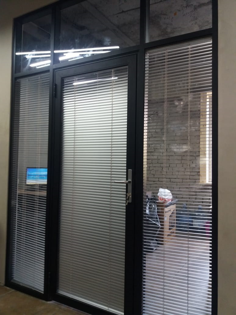 Двери и перегородки на алюминиевом каркасе со стеклом