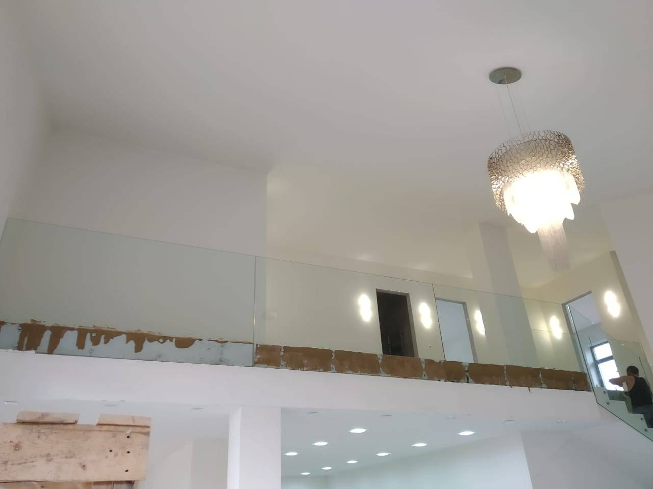 Прозрачные ограждения лестниц из цельных полотен