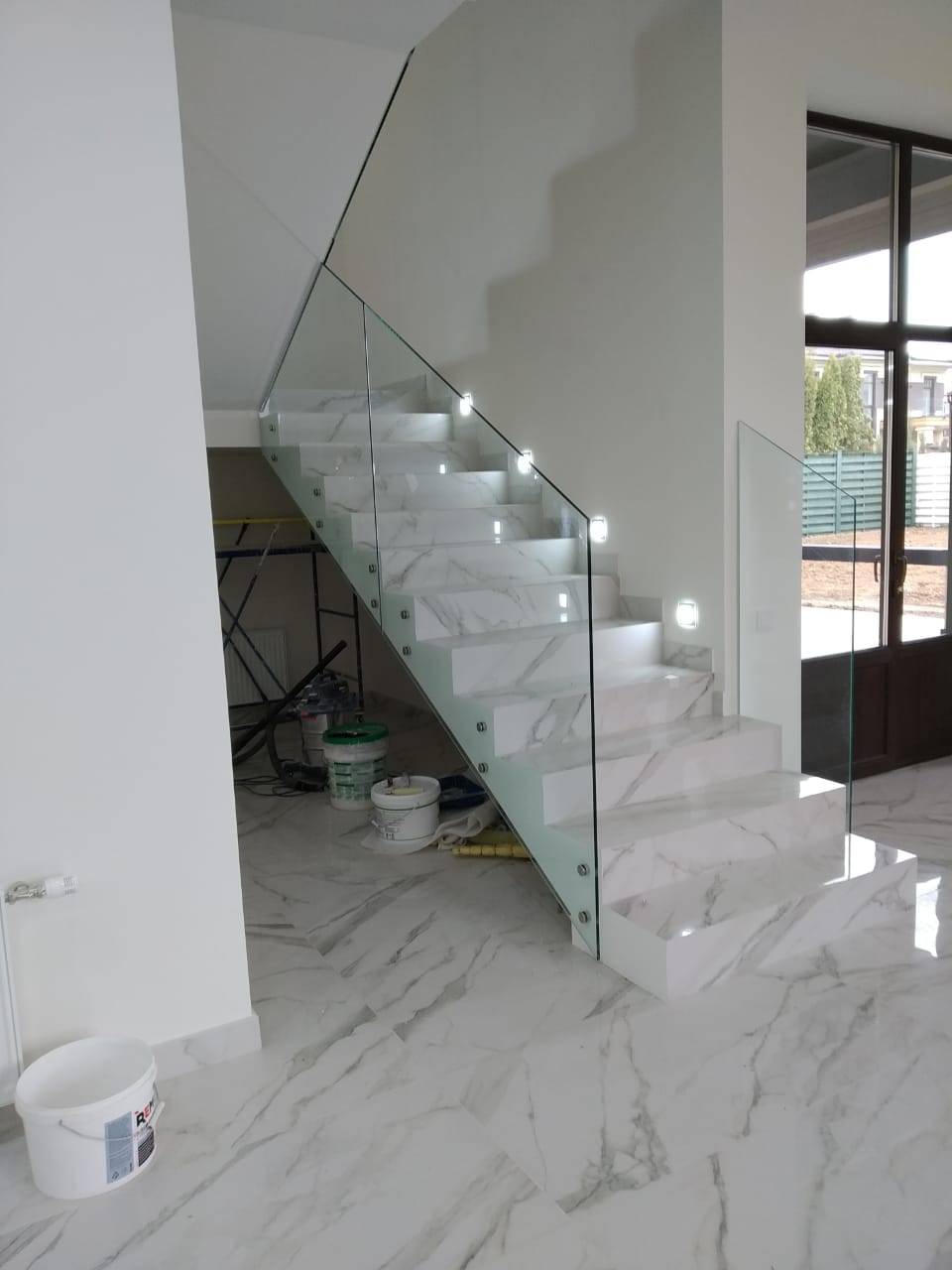 Цельностеклянное ограждение лестницы