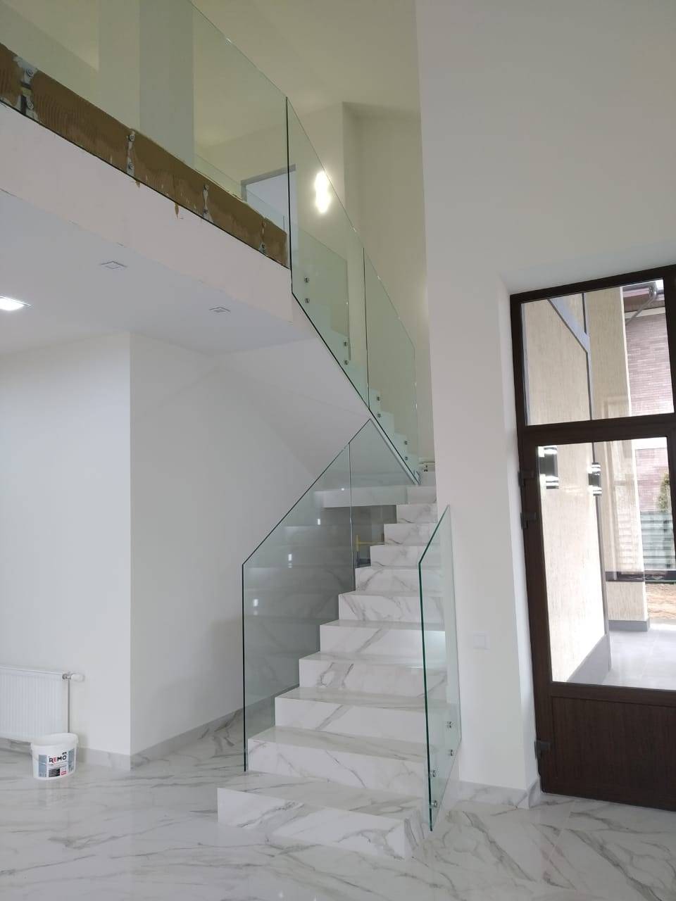 Ограждение лестницы из стекла