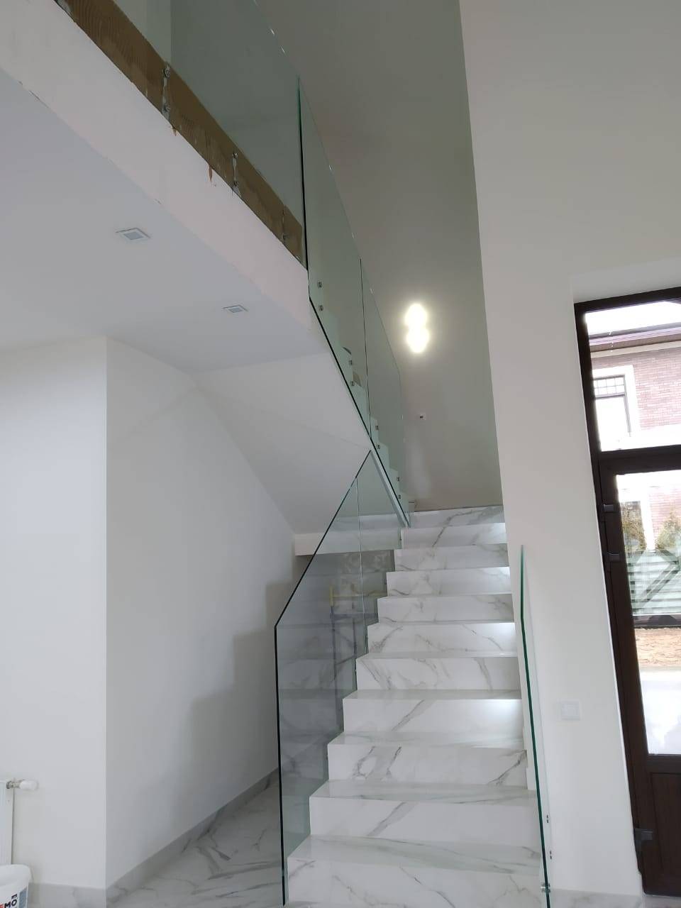 Ограждения из стекла на больцах