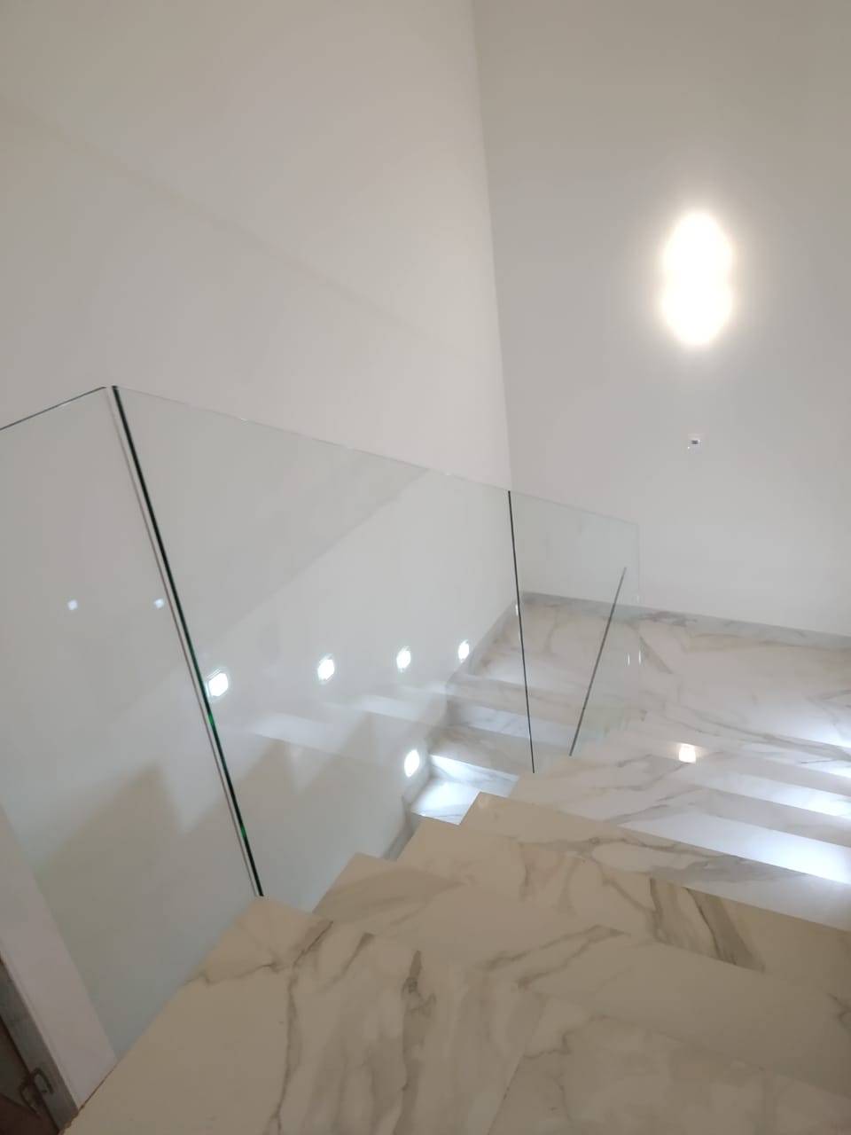 Прозрачные стеклянные ограждения лестницы