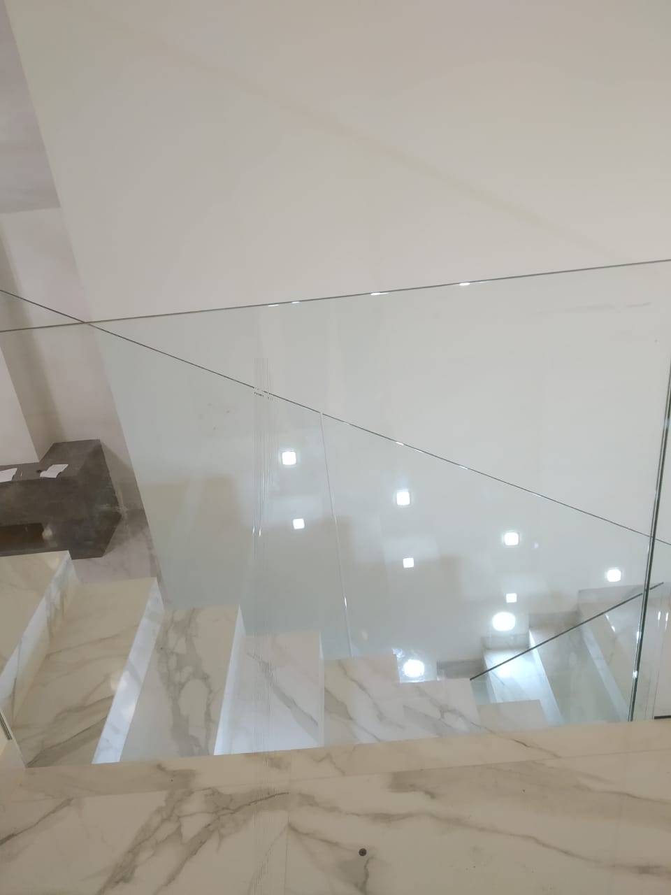 Ограждение лестницы из прозрачного каленого стекла