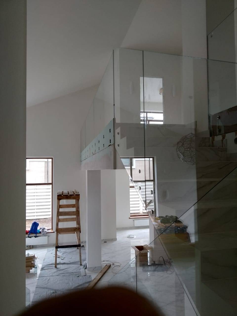 Лестница с прозрачными перилами в доме