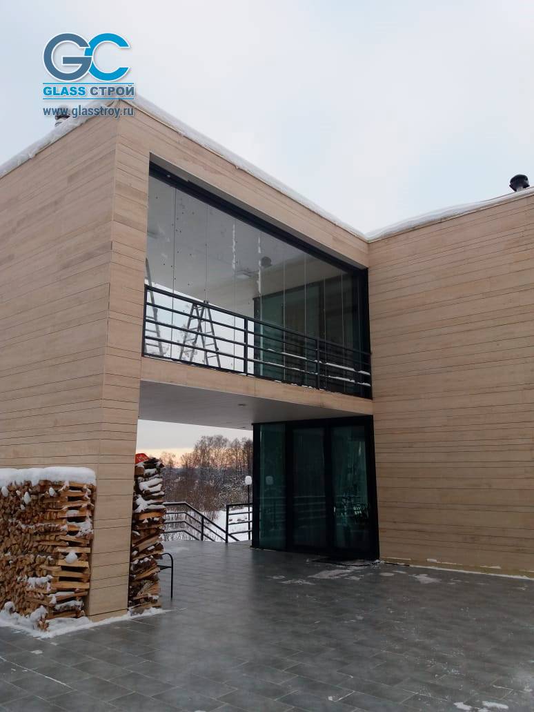 Фасад из стеклянных перегородок