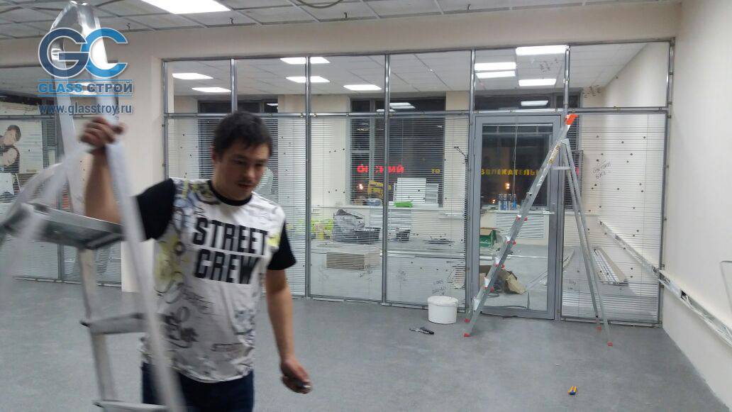 Монтаж стеклянных перегородок по чистовой отделке