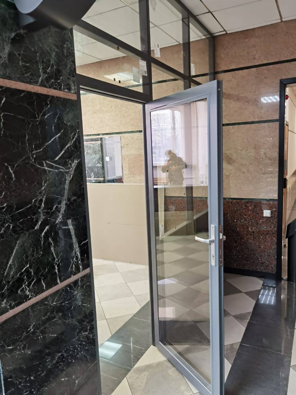 Каркасные двери со стеклом в перегородках офиса