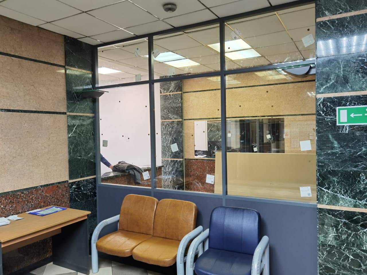 Офисные перегородки из прозрачного стекла и гипсовинила