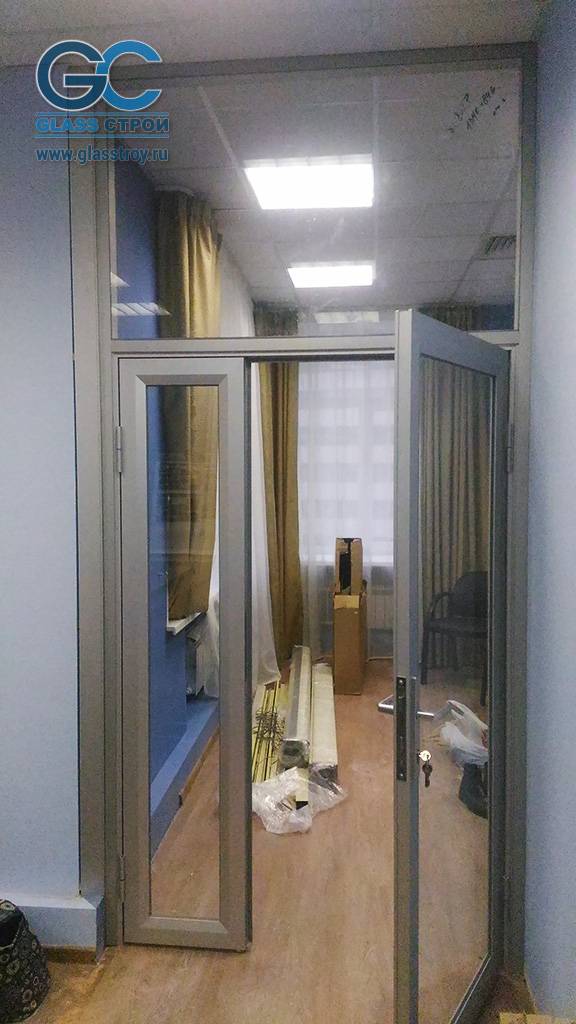 Каркасные перегородки и двери из стекла