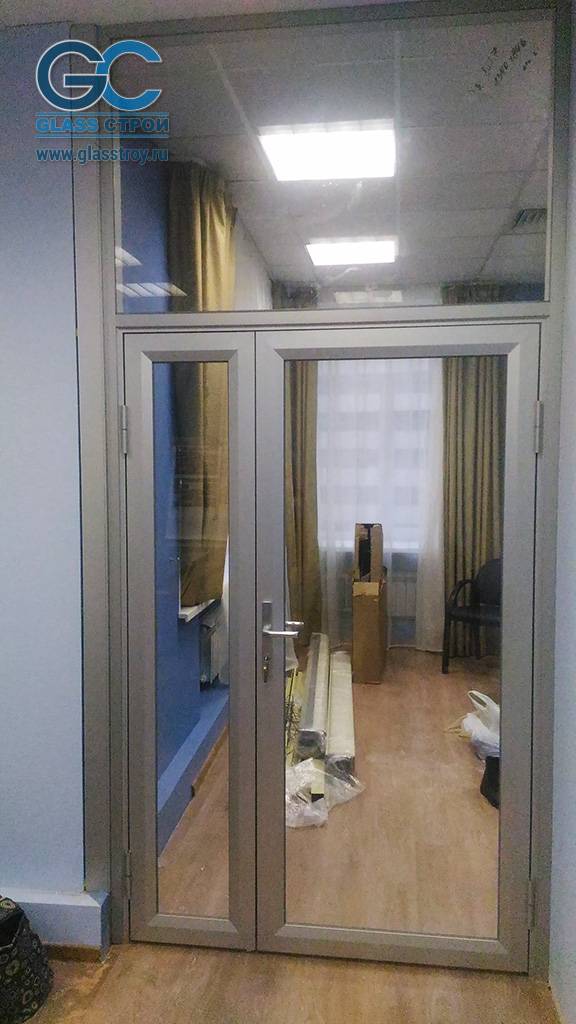 Двери из стекла на алюминиевом каркасе