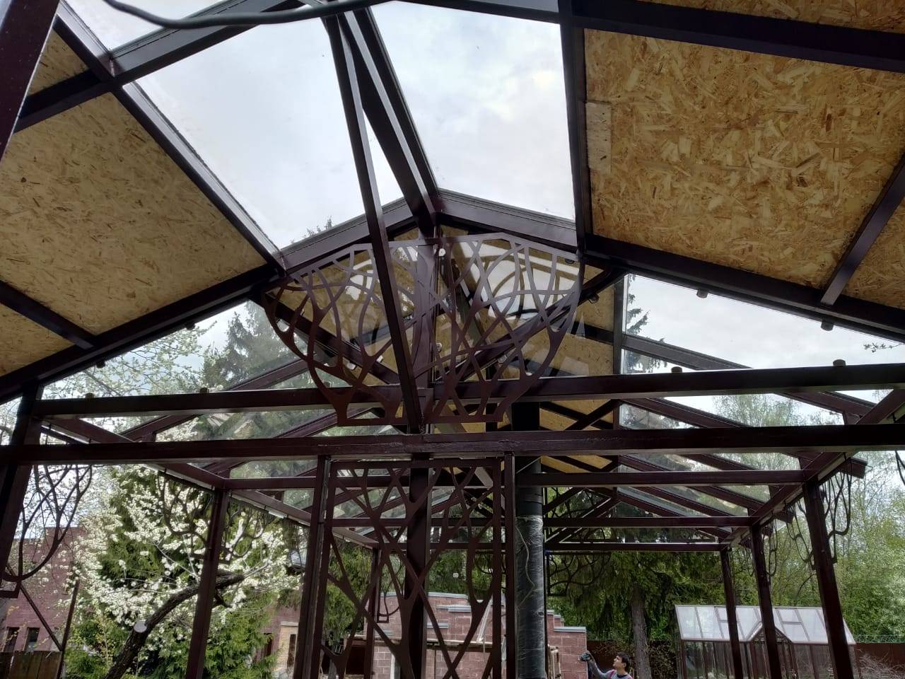Каркасная конструкция крыши со стеклянными вставками