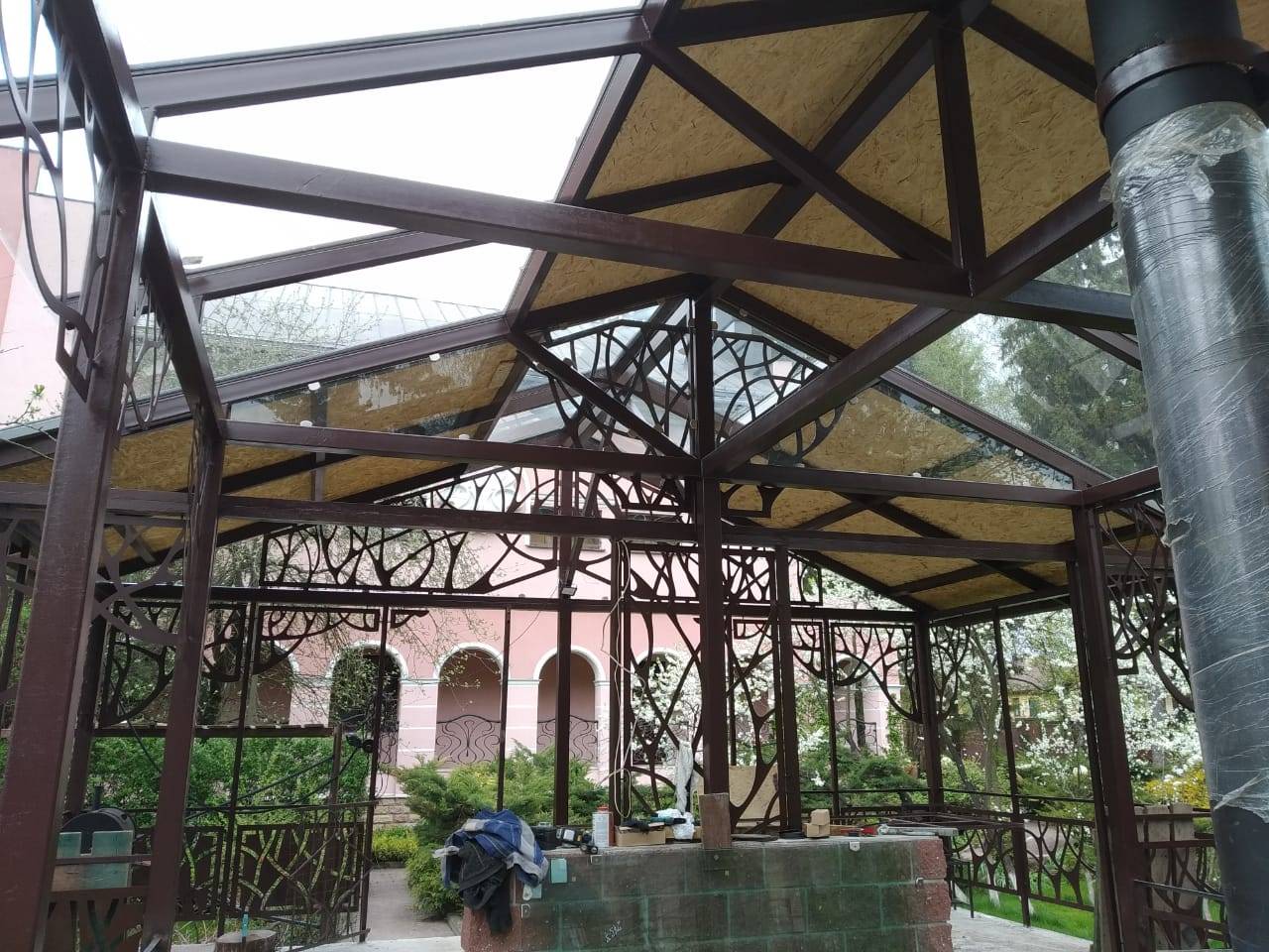 Крыша со стеклянными полотнами