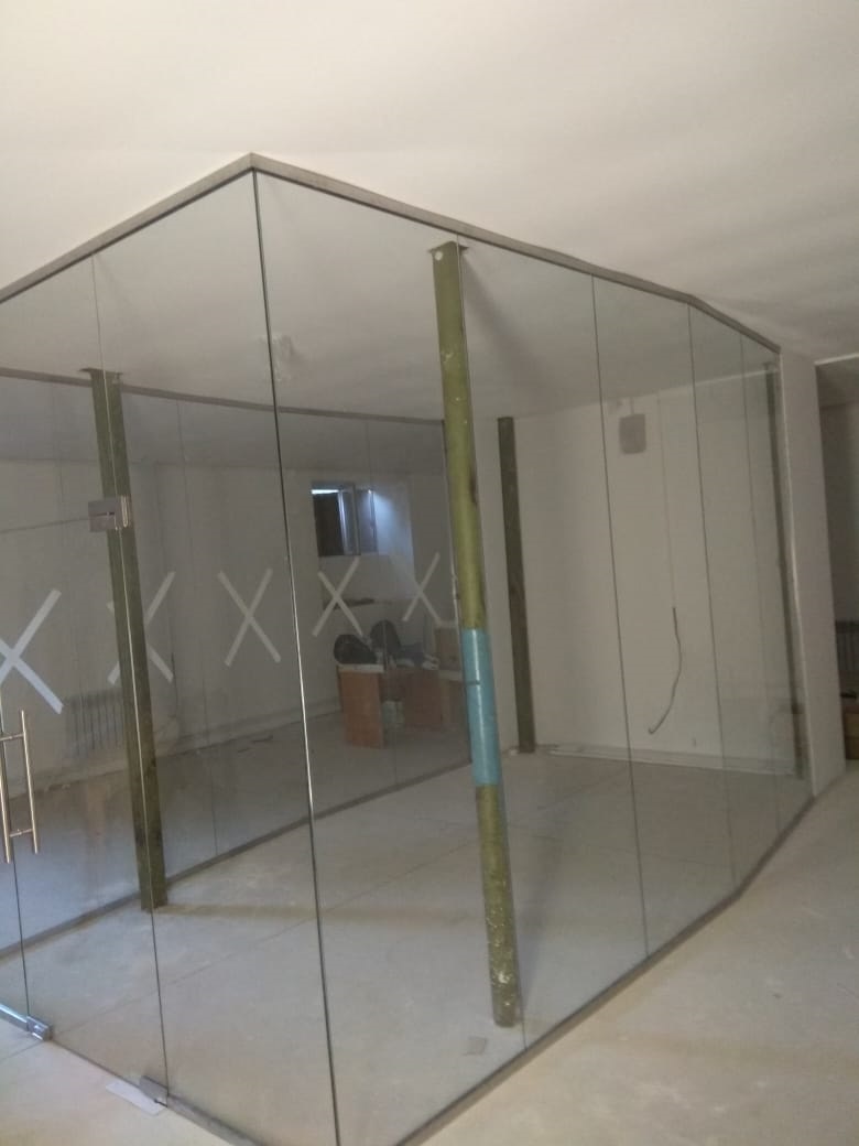 Кабинет из цельностеклянных конструкций