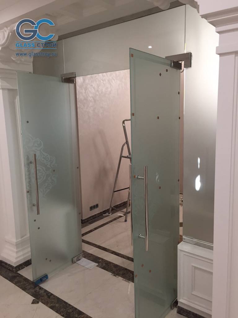 Маятниковые двери со скрытым доводчиком из стекла