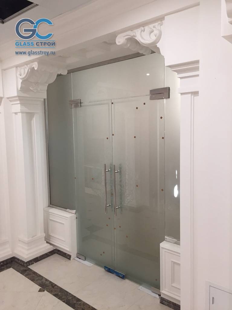 Общий вид на входную группу из матового стекла Общий вид на входную группу из матового стекла