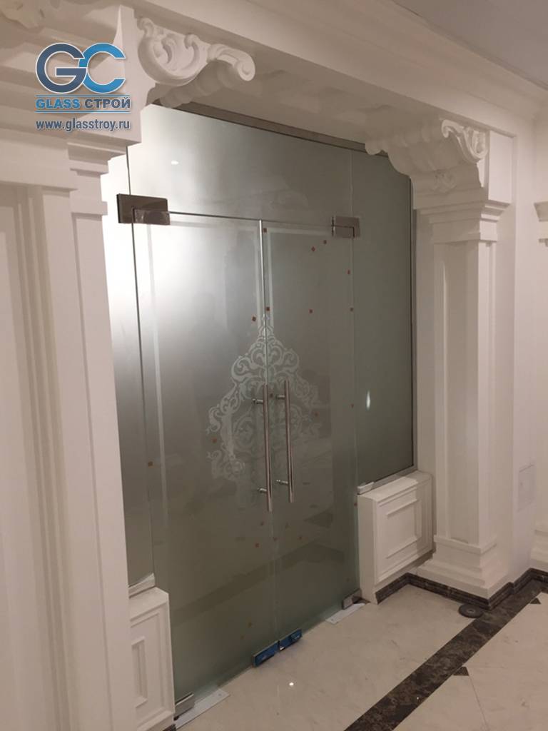 Маятниковые стеклянные матовые двери