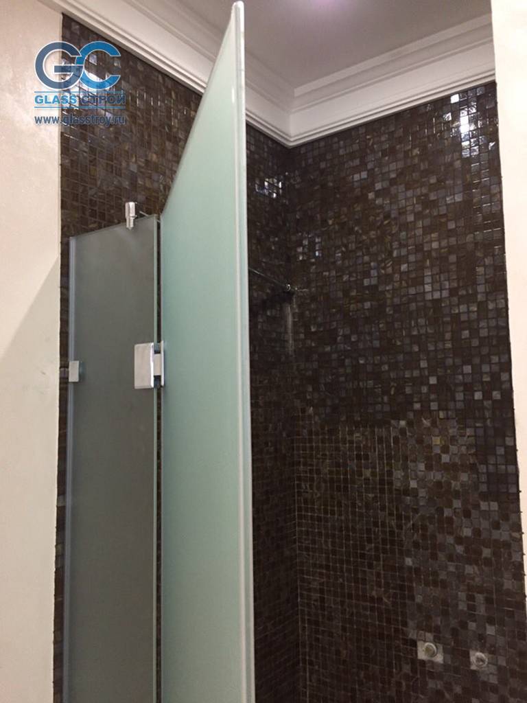 Матовое стеклянное ограждение санузла