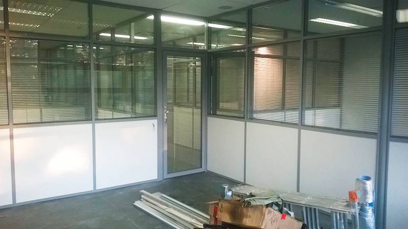 Монтаж стеклянных перегородок и дверей для офиса