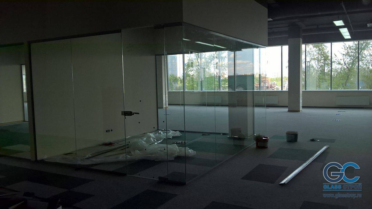 Кабинет из стекла в офисе