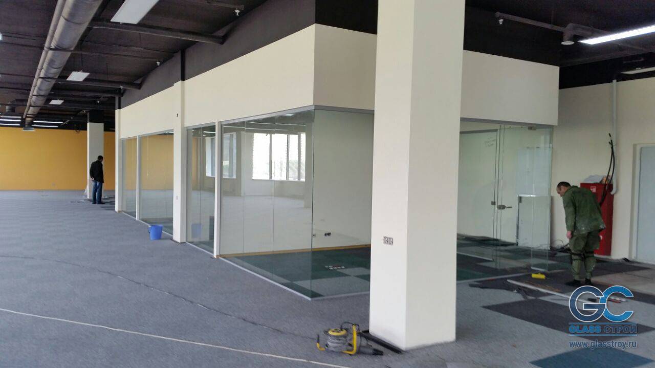 Офис из стеклянных перегородок и дверей