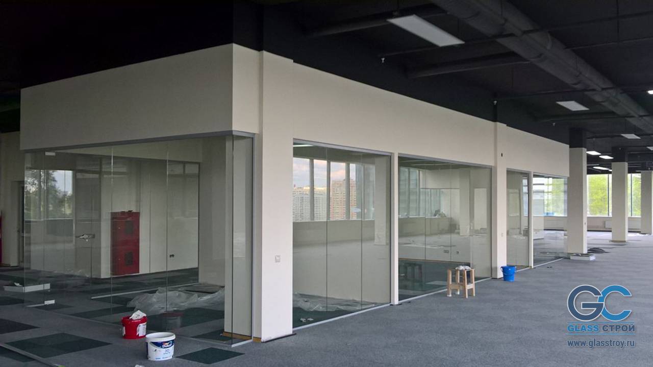 Офис Open Space со стеклянными перегородками