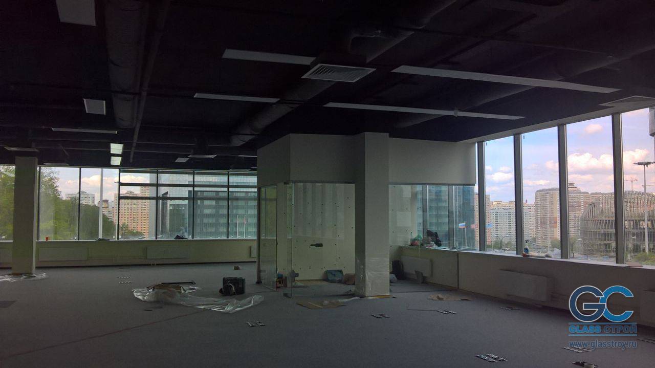 Установка стеклянных перегородок в офисе