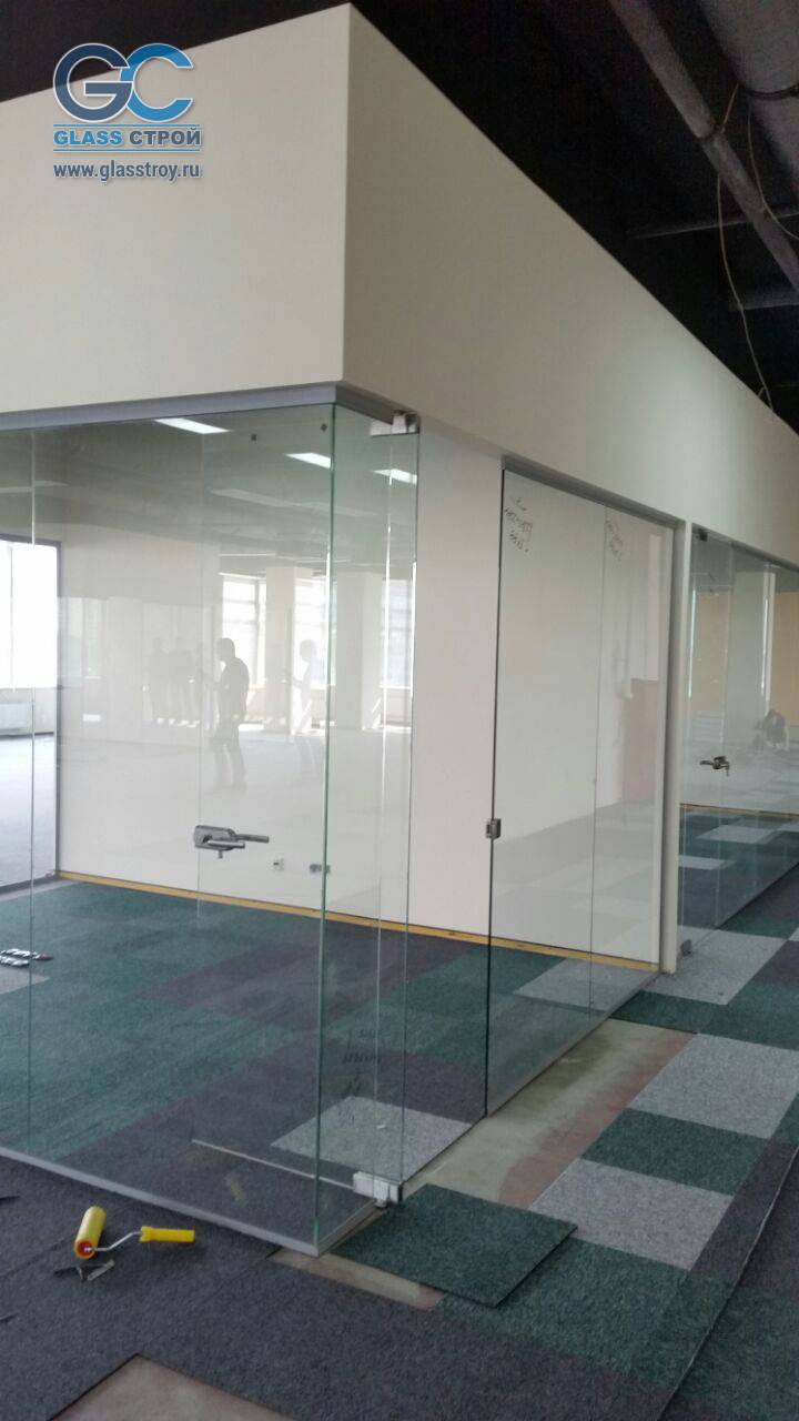 В офисе установлены перегородки из стекла