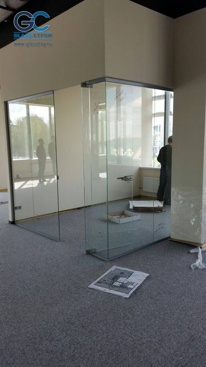Перегородки и двери из стекла для офиса компании