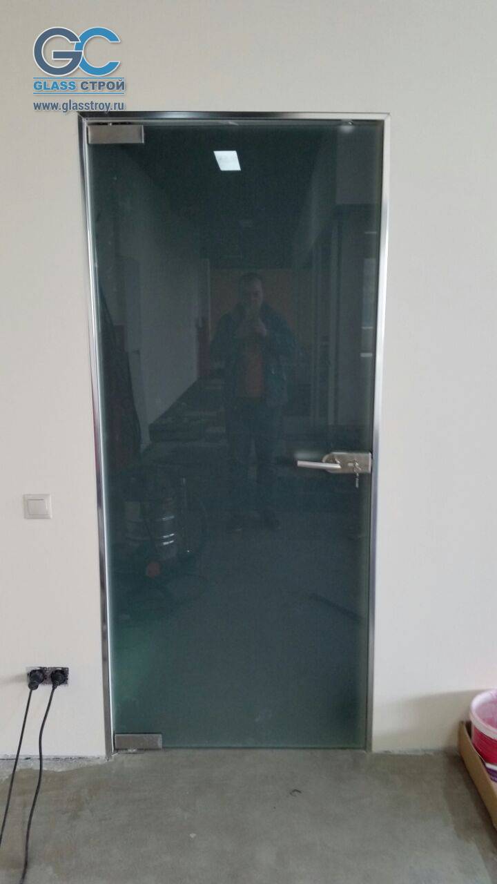 Прозрачная стеклянная дверь с замком