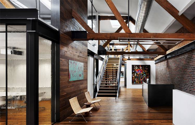 Сочетание дерева, металла, стекла и кирпича