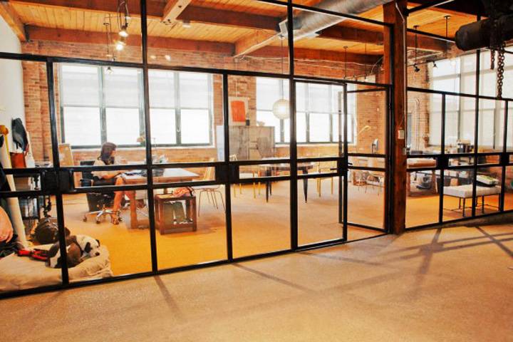 Стеклянные перегородки на стальном каркасе