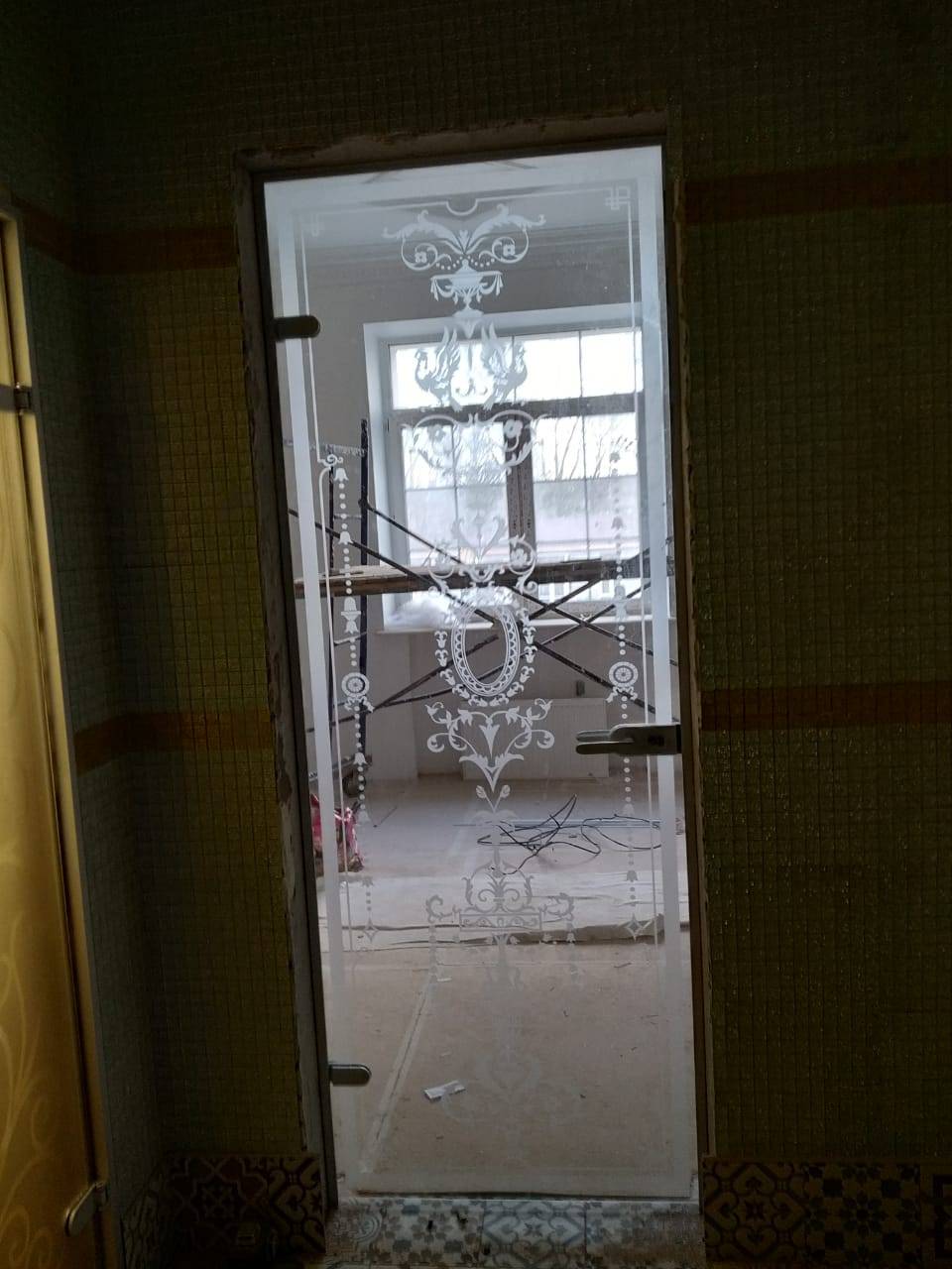 Прозрачная дверь с пескоструйным рисунком