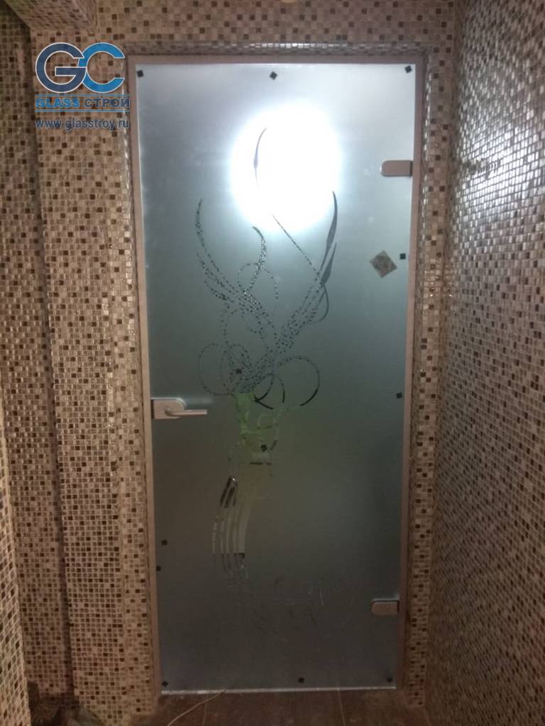 Цельностеклянная дверь в салоне